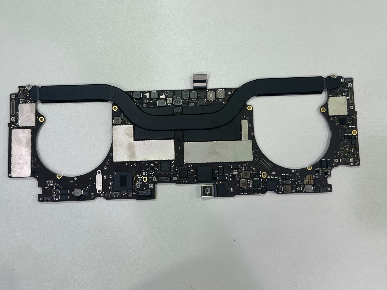 Carte mère 16Go / 1TB MacBook Pro 13″ A1707 (2017) + touch ID + cache arrière Carte mère 16Go / 1TB MacBook Pro 13″ A1707 (2017) + touch ID + cache arrière