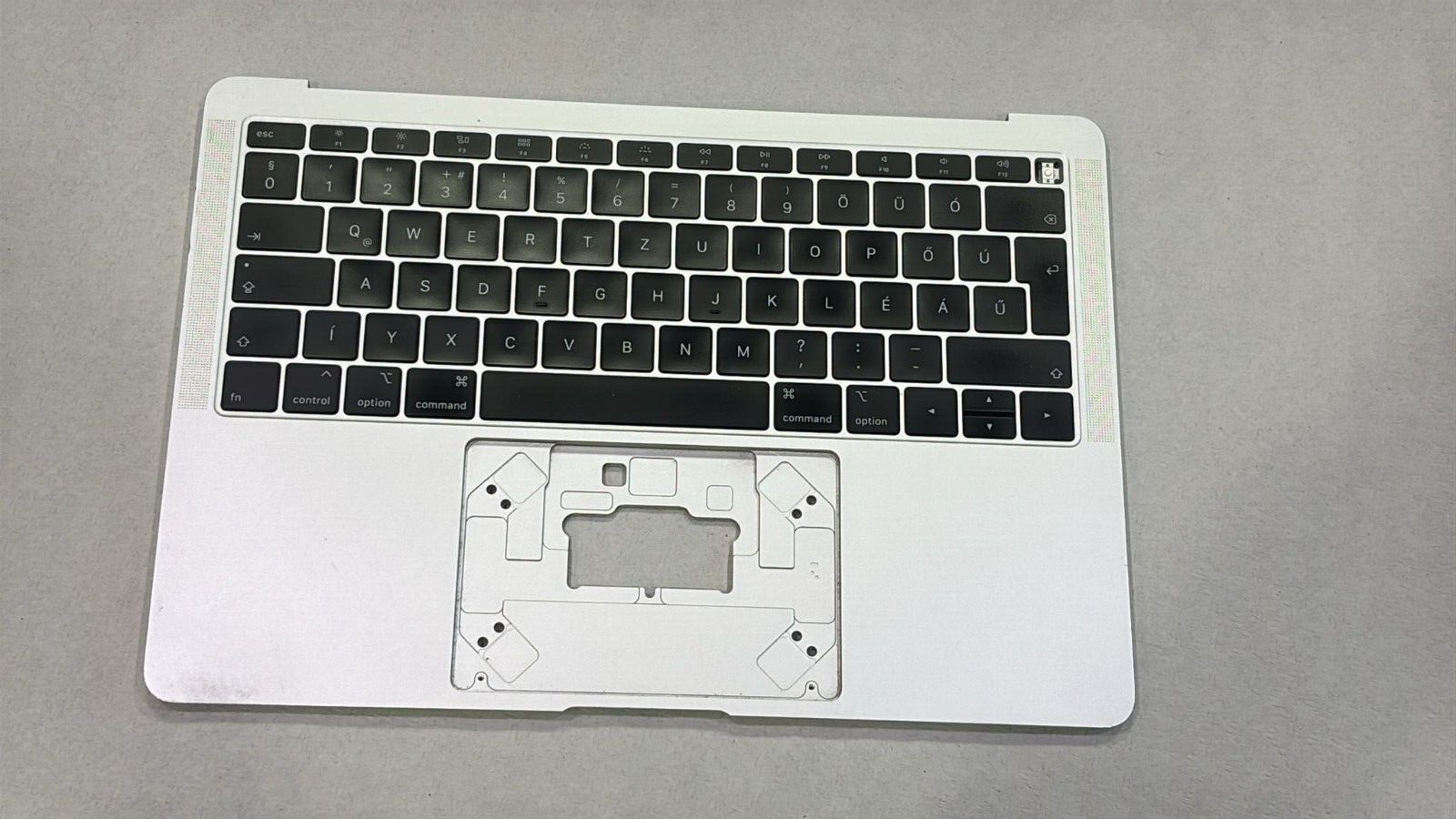 Clavier QWERTY (HONGRIE) pour MacBook air 13" A1932 - SILVER /GRADE B Clavier QWERTY (HONGRIE) pour MacBook air 13" A1932 - SILVER /GRADE B