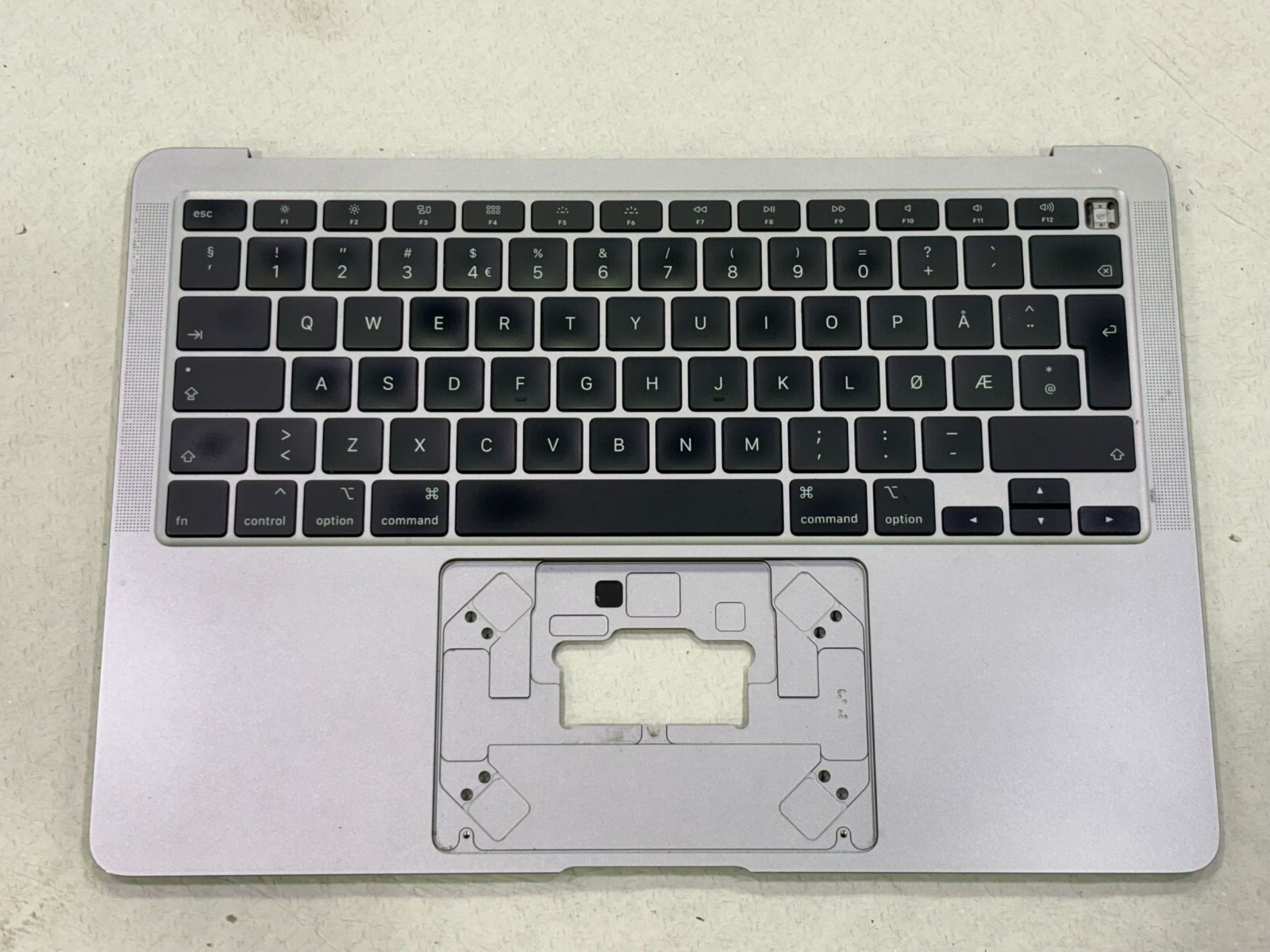 Clavier QWERTY (NORVEGE) MacBook Air 13.3 A2179 EMC 3302 2020 GRIS GRADE A Clavier QWERTY (NORVEGE) MacBook Air 13.3 A2179 EMC 3302 2020 GRIS GRADE A