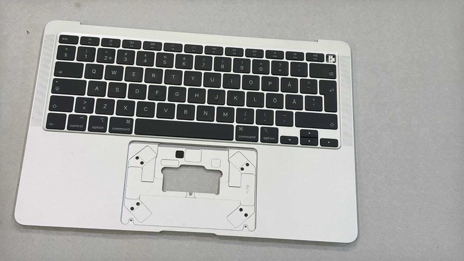 Clavier QWERTY (SWE) MacBook Air 13.3 A2179 EMC 3302 2020 SILVER GRADE A Clavier QWERTY (SWE) MacBook Air 13.3 A2179 EMC 3302 2020 SILVER GRADE A