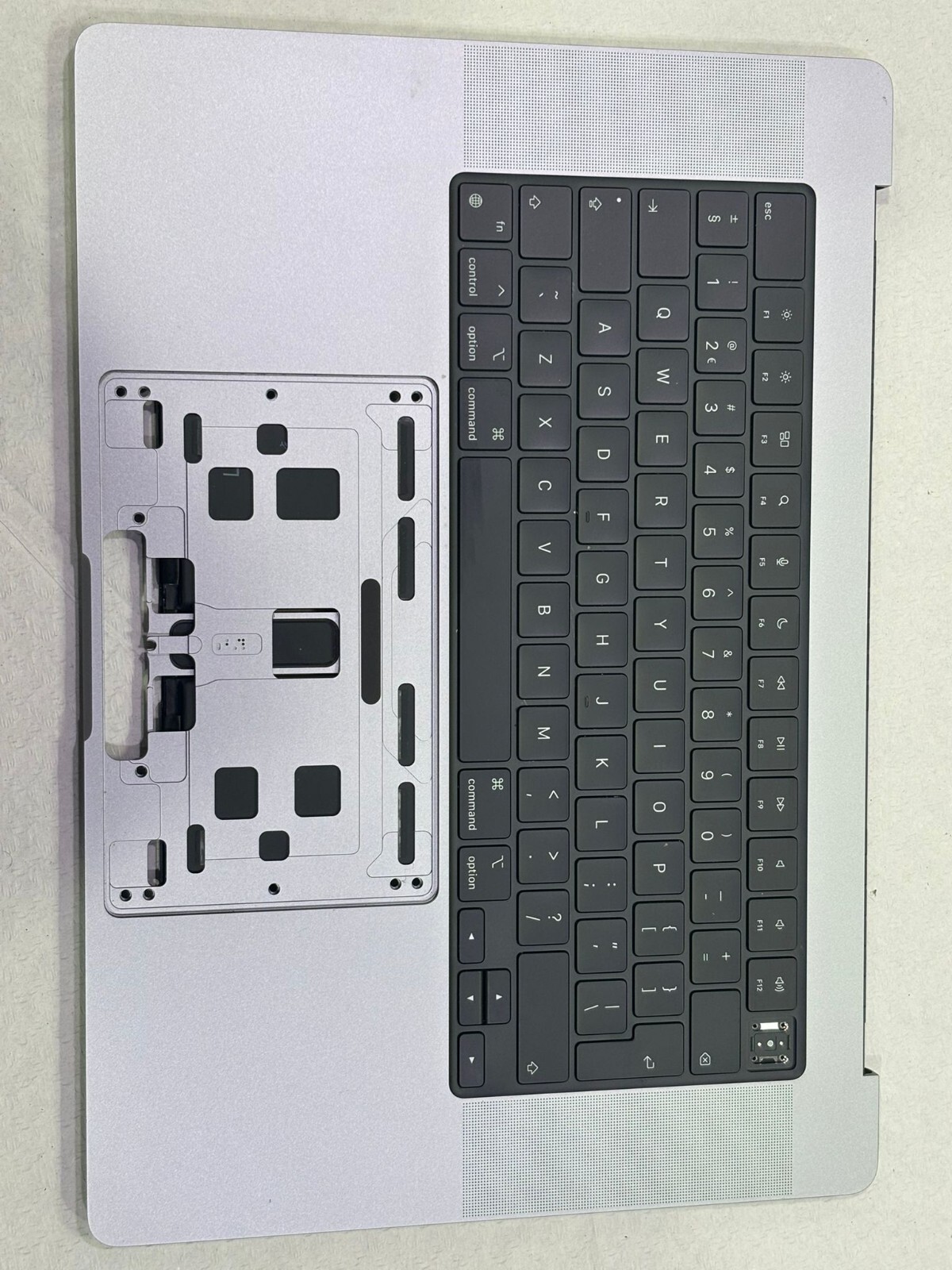 TOP CASE APPLE A2485 Macbook pro 16" Gris Clavier QWERTY INTERNATIONAL keyboard TOP CASE APPLE A2485 Macbook pro 16" Gris Clavier QWERTY INTERNATIONAL keyboard