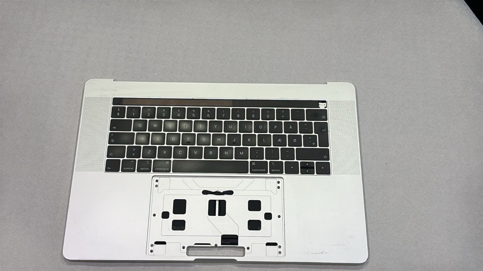 Topcase Clavier QWERTY(DANEMARK) pour MacBook Pro 15″ A1990 - SILVER/GRADE A Topcase Clavier QWERTY(DANEMARK) pour MacBook Pro 15″ A1990 - SILVER/GRADE A