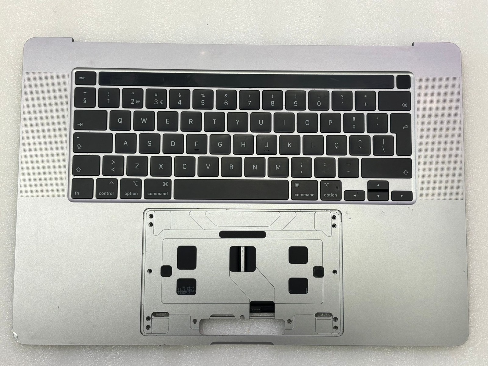 Topcase Clavier QWERTY(PORTUGAIS) AVEC BATTERIE MacBook Pro16″ A2141-SILVER Topcase Clavier QWERTY(PORTUGAIS) AVEC BATTERIE MacBook Pro16″ A2141-SILVER